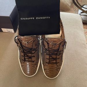 Giuseppe Zanotti. Python Print. US10/EU43.